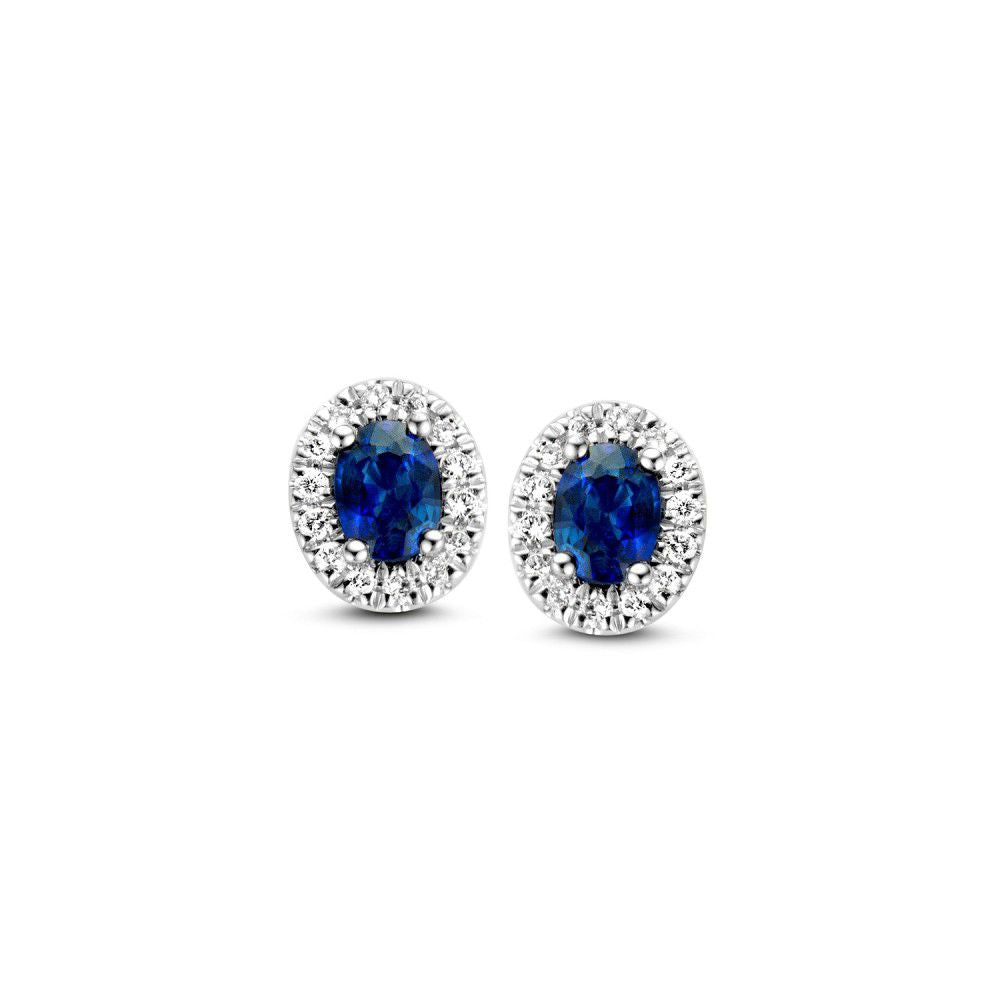 Boucles d'oreilles en or blanc avec saphirs bleus ovales entourés de diamants.