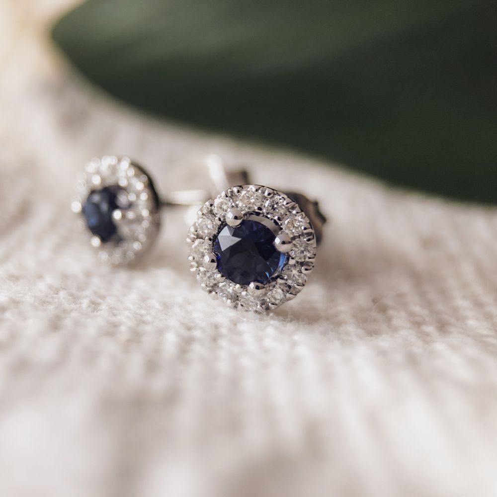Puces d'oreilles en or blanc avec saphir et diamant – 14 carats, taillé en brillant
