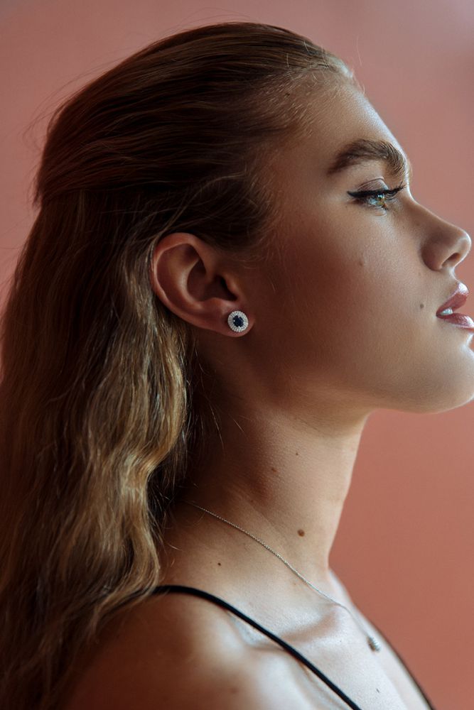 Puces d'oreilles en or blanc avec saphir bleu et diamant