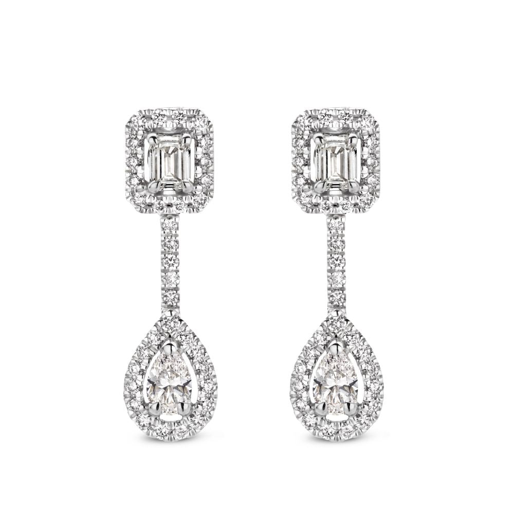 Boucles d'oreilles en or blanc avec diamants, comprenant des diamants baguette, émeraude et en forme de poire.