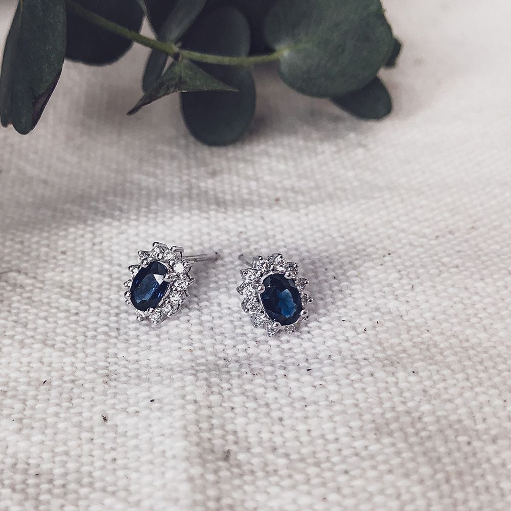 Puces d'oreilles en or blanc avec saphir entouré de diamant – boucles d'oreilles 14K pour femme, 0.28 crt diamants
