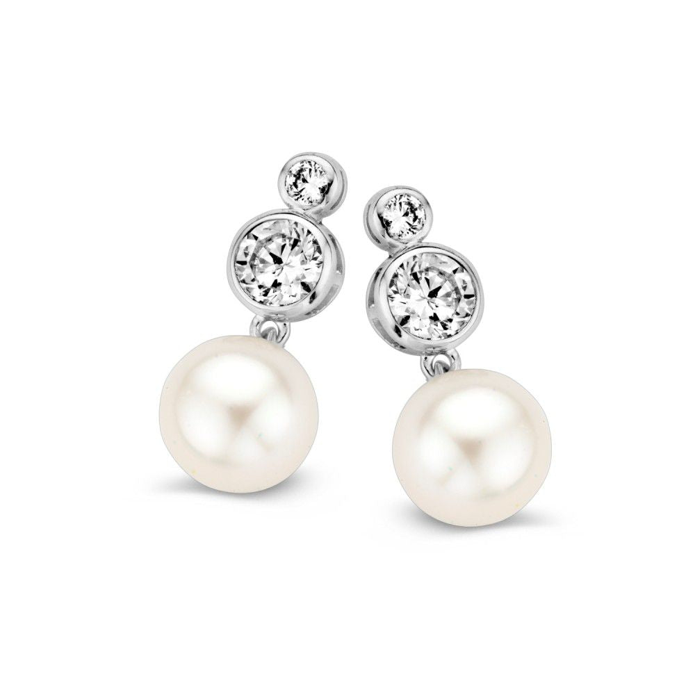 Boucles d'oreilles en or blanc avec zirconia et perles, 17 mm, design à deux niveaux.