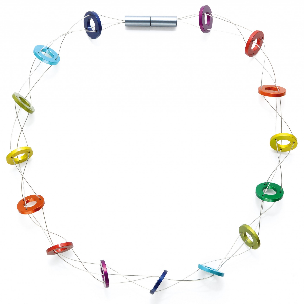Collier coloré avec des cercles en plastique multicolores sur un fil métallique.