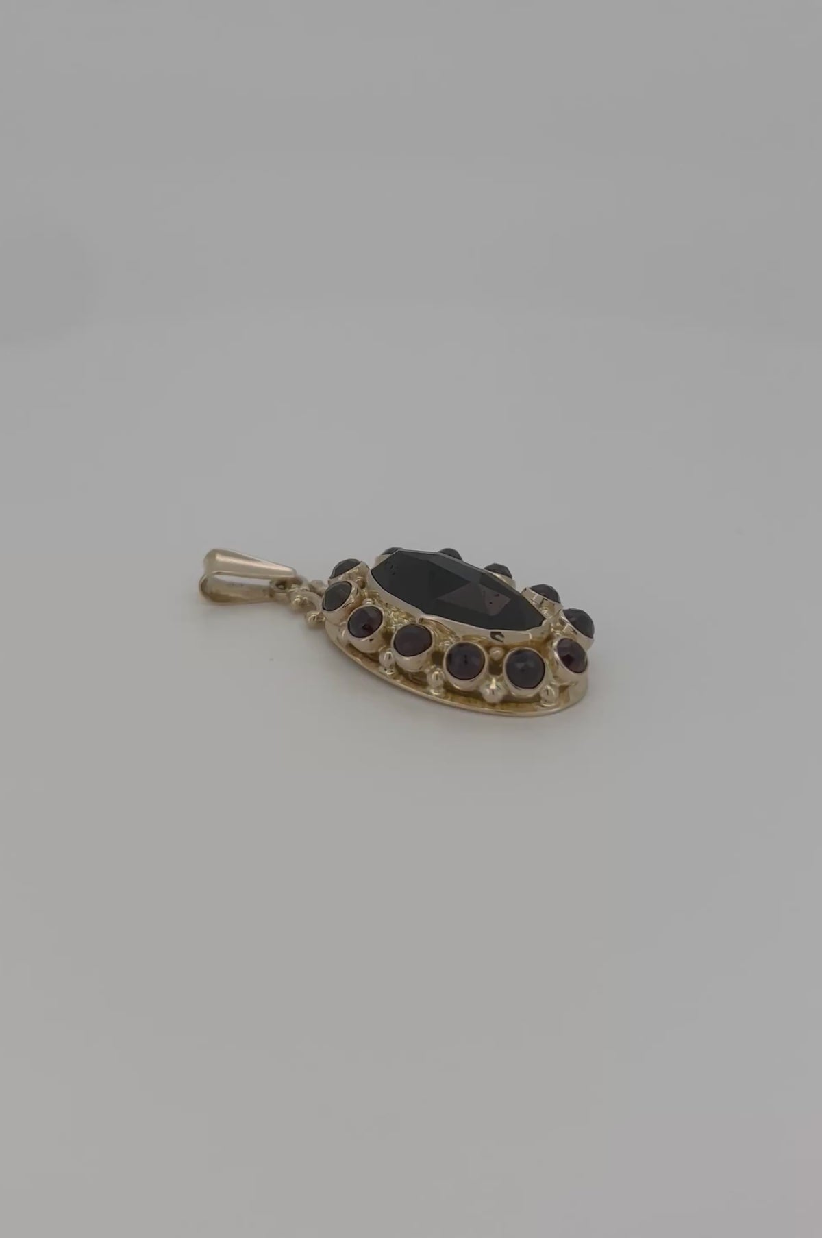 pendentif vintage en or 14k avec grenat ovale 5.3gr