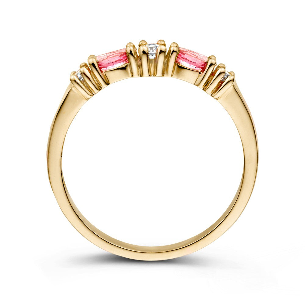 Bague en or jaune 18kt avec trois diamants et deux saphirs roses taillés en marquise