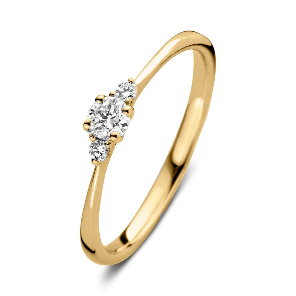 Bague en or jaune avec trois diamants brillants, dont un central plus grand.