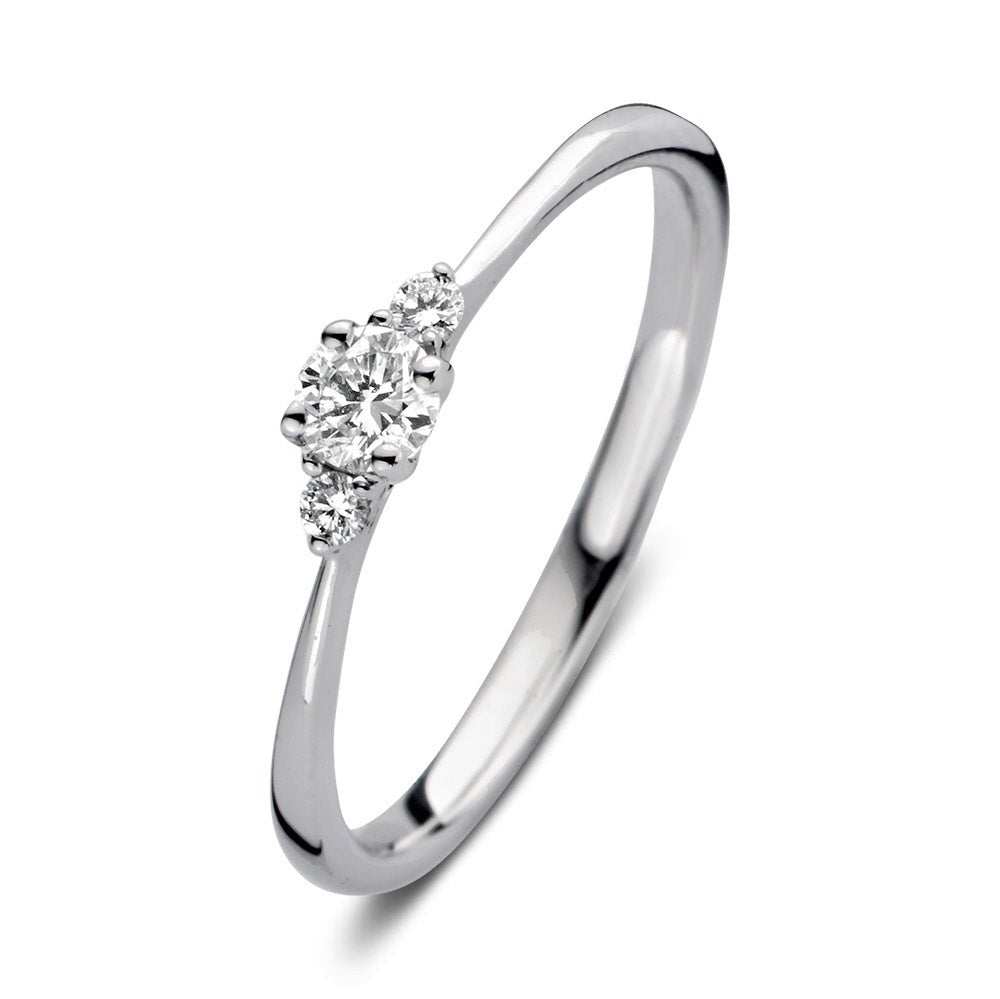 Bague en or blanc avec un diamant central de 0,20 carat et des petits diamants.