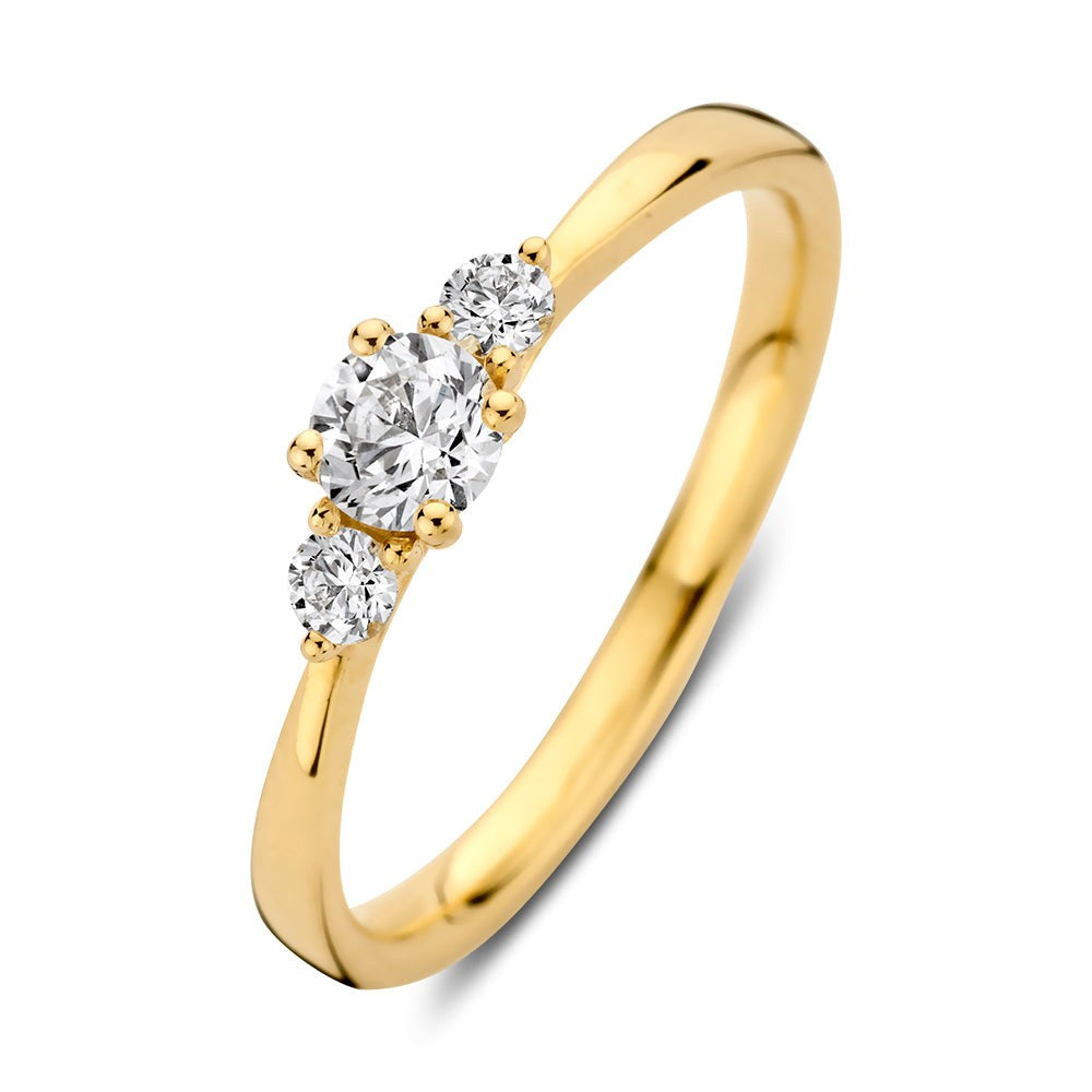 Bague en or jaune avec trois diamants, dont un central ovale et deux ronds.