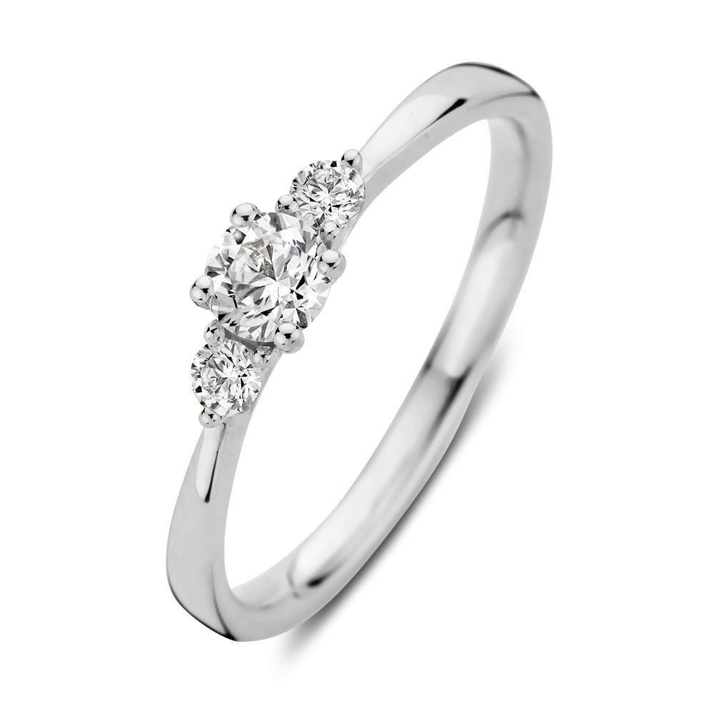 Bague en or blanc avec un diamant central de 0,37 ct et trois petits diamants latéraux.