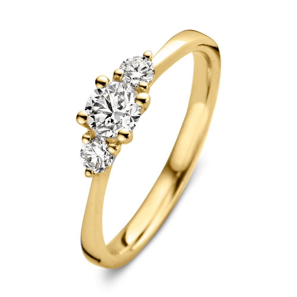 Bague en or jaune avec trois diamants brillants, dont un central plus grand.