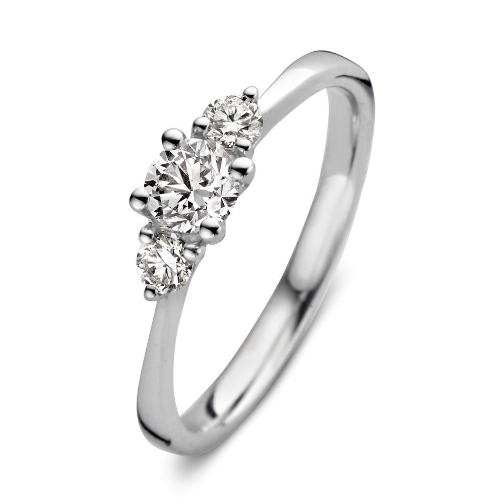 Bague en or blanc avec trois diamants brillants, dont un central plus grand.