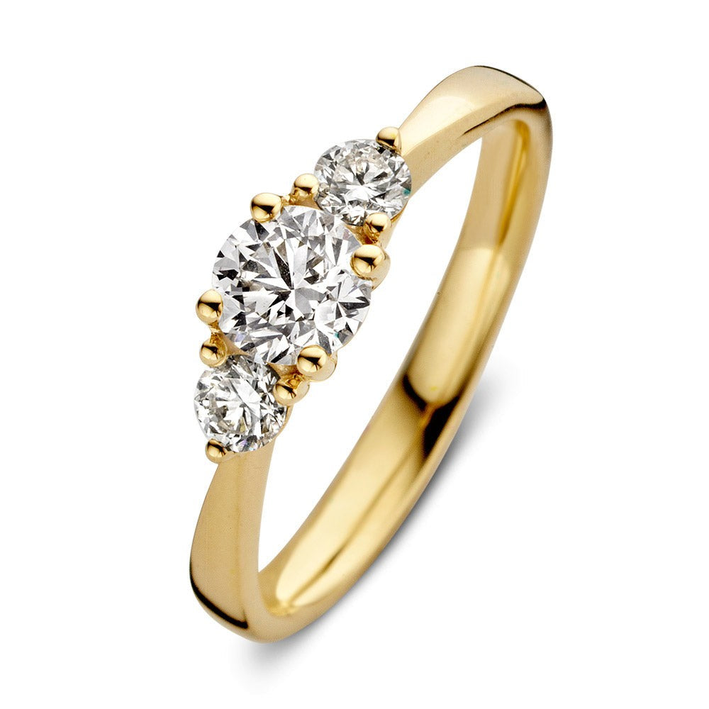 Bague en or jaune avec trois diamants brillants, dont un central plus grand.