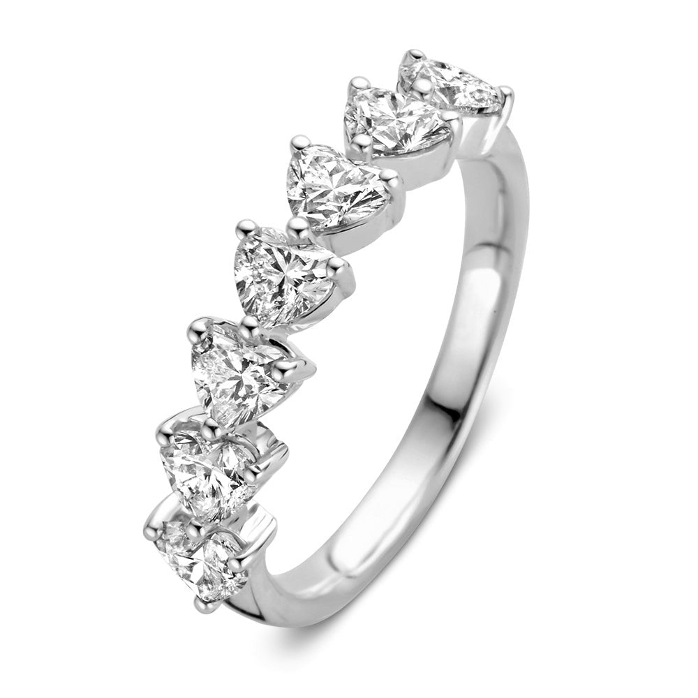 Bague en or blanc avec six diamants en forme de cœur, totalisant 1,40 carat.