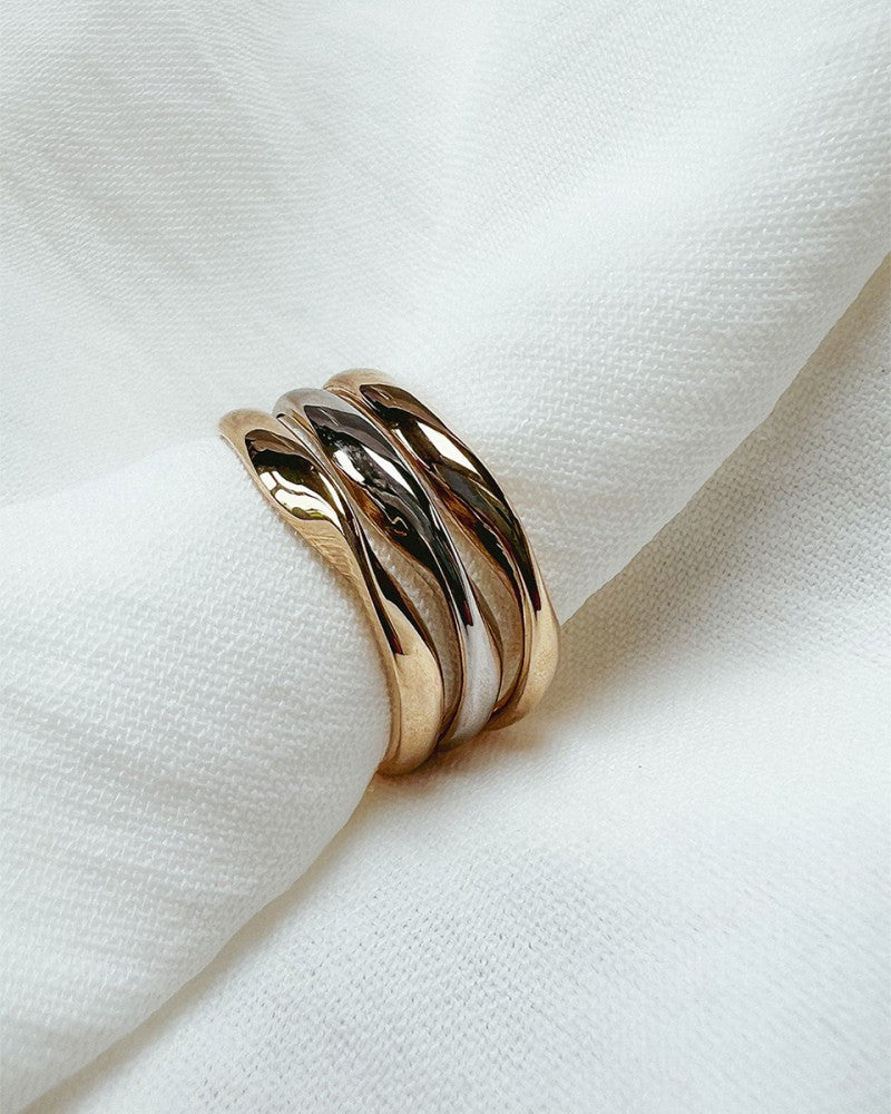 Bague pour femme en or blanc et or jaune 14 carats - Design ondulé avec une allure luxueuse