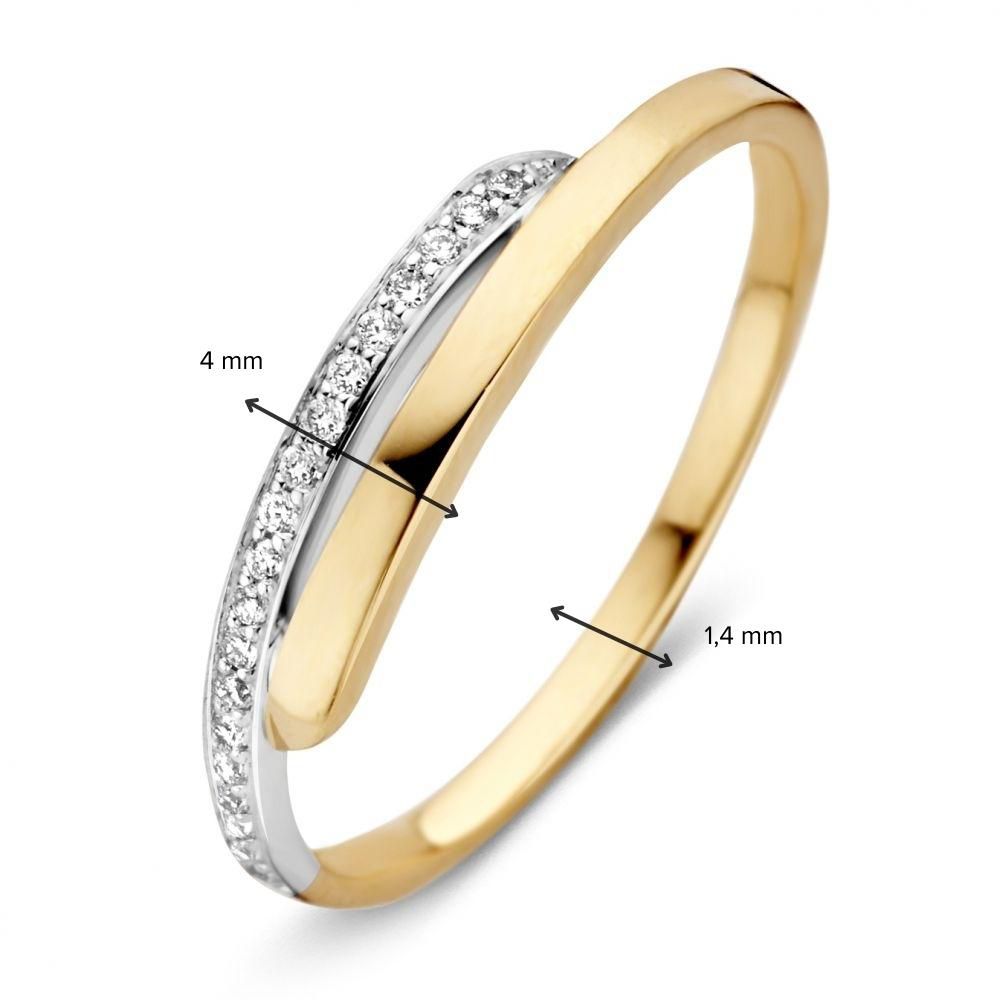 De 14-karaats bicolor gouden damesring van Excellent Jewelry combineert geelgoud en witgoud met briljant geslepen diamanten, en voldoet aan 4 mm op het breedste deel en 1,4 mm op het smalste punt.