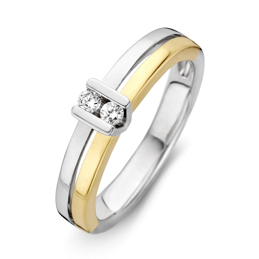 Bague en or bicolore de 14 carats avec deux diamants brillants, design moderne et élégant.