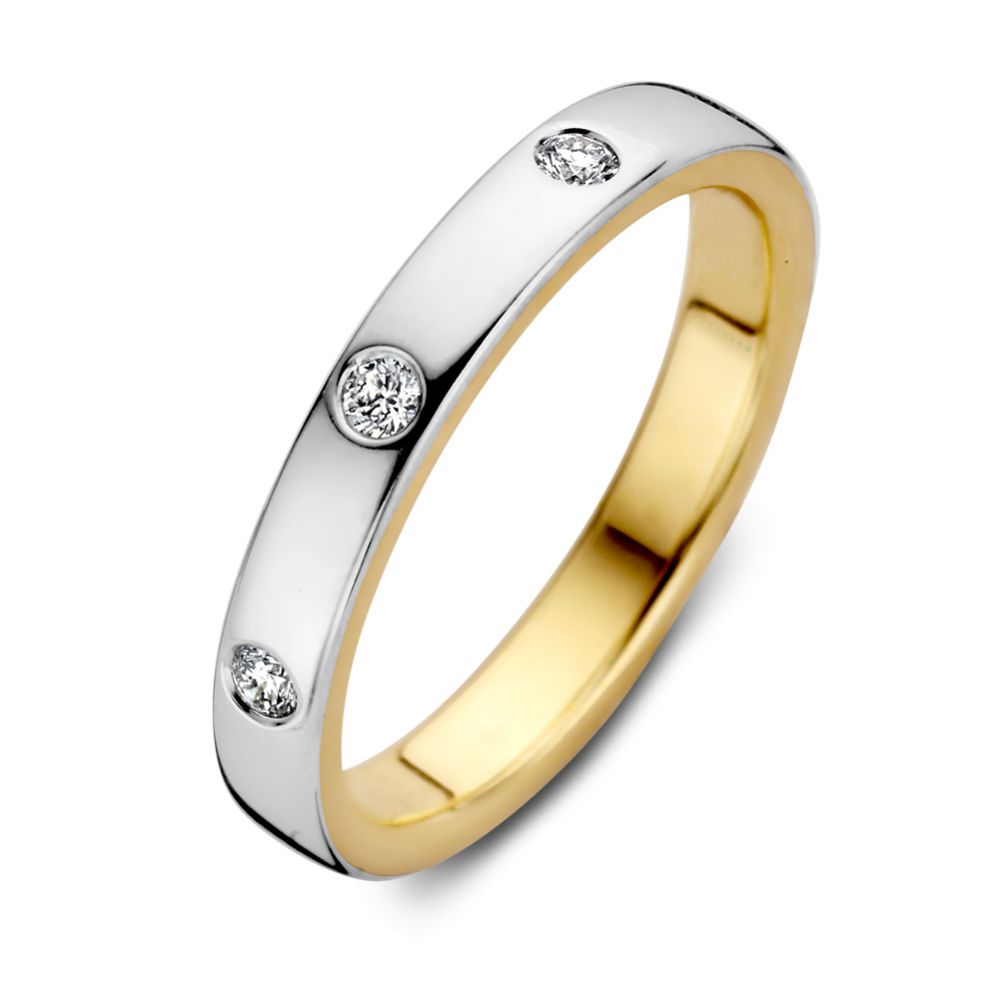 Bague bicolore en or avec trois brillants de 0,10 carat.