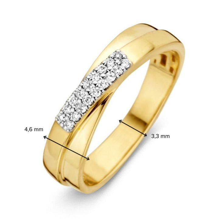 De 14-Karaats Geelgouden Crossover Ring met Diamant in Witgouden Zetting van Excellent Jewelry heeft een diagonale band met kleine witte diamanten; de breedte van de ring is 4,6 mm en 3,3 mm op verschillende delen.