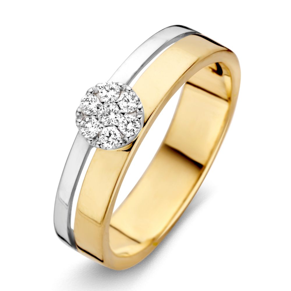 Bague en or jaune et blanc avec un design croisé et un pavé de diamants brillants.