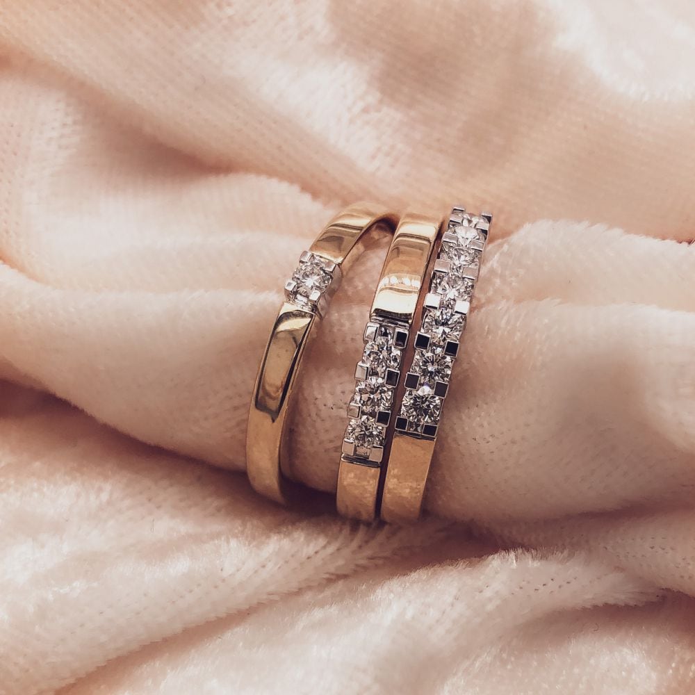 Bague pour femme bicolore en or blanc et or jaune avec trois diamants 0.15 crt.