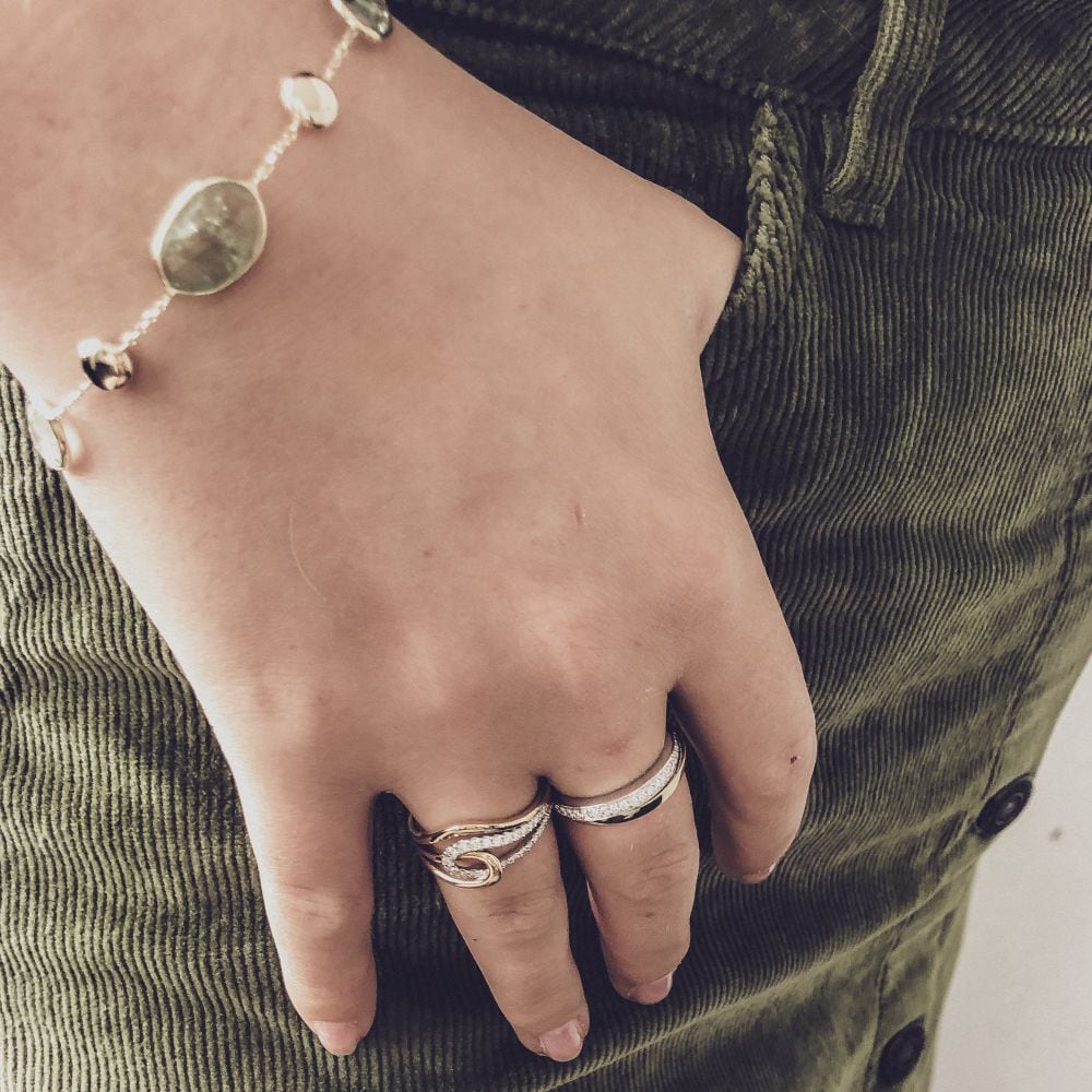 Bague Bicolore en Or Blanc et Or Jaune avec Diamants dans une Bande en Or Blanc – 0.25 Carat