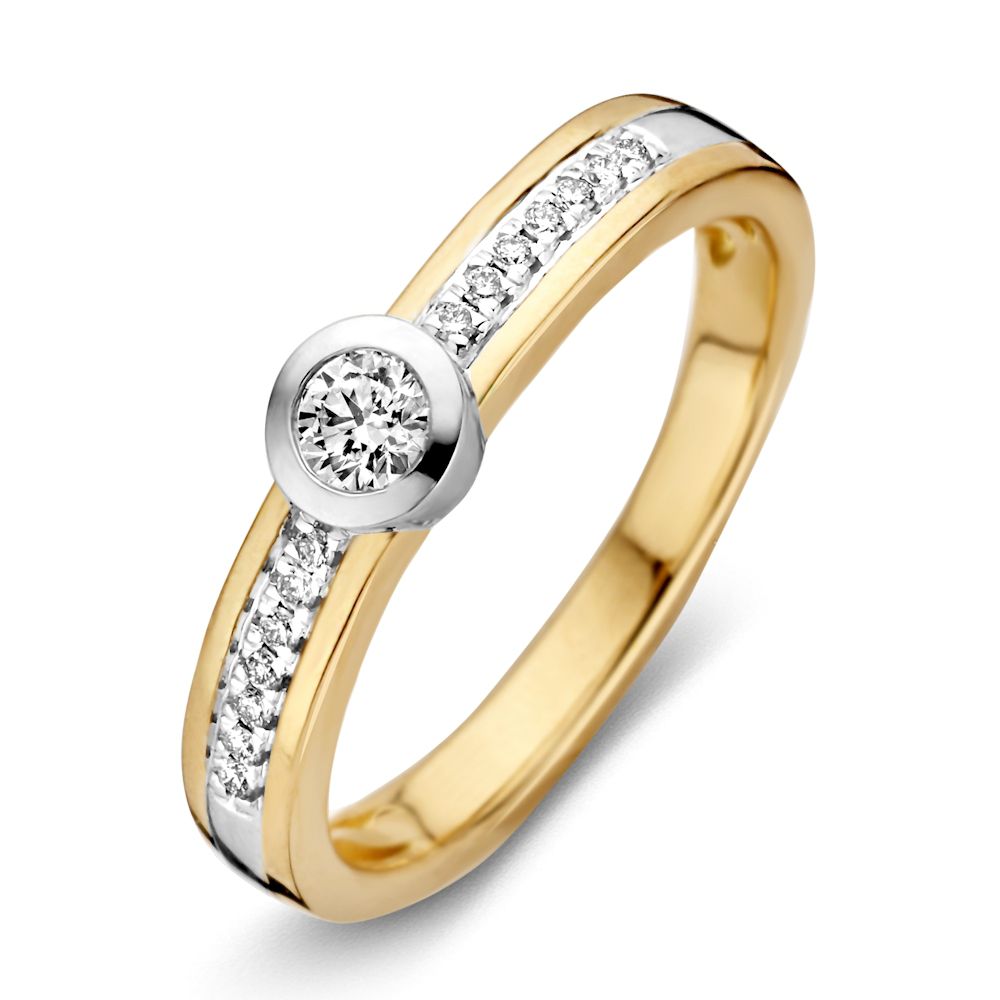 Bague bicolore en or avec un diamant central et des diamants sur les côtés.