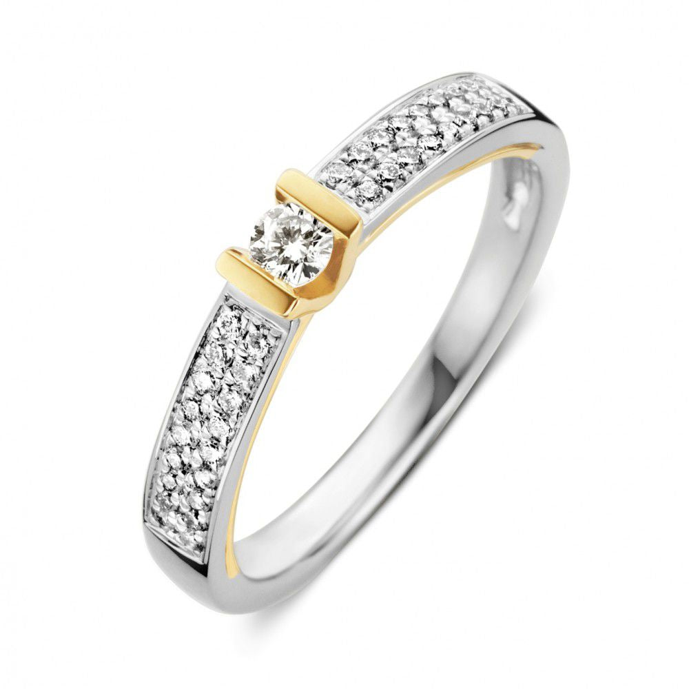 Bague bicolore raffinée en or blanc et or jaune avec diamants, sertie d'un diamant central.
