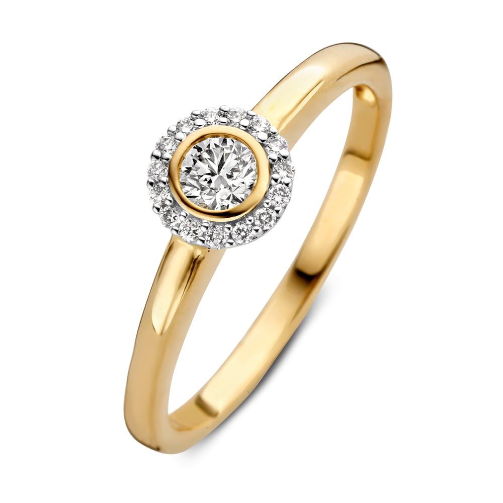 Bague en or jaune élégante avec un diamant central entouré de petits diamants.