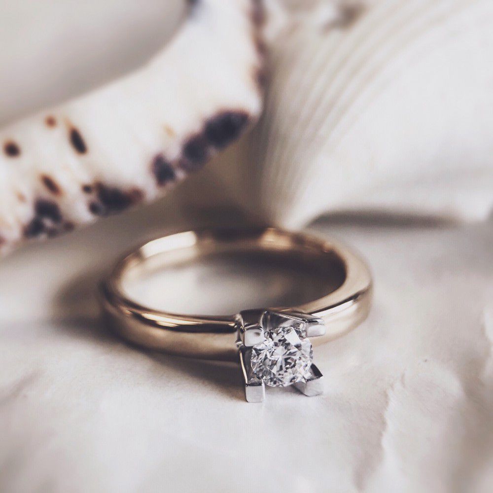 bague solitaire en or jaune et blanc avec diamant brillant de 0,30 ct et sertissage à quatre griffes 0,30 ct.