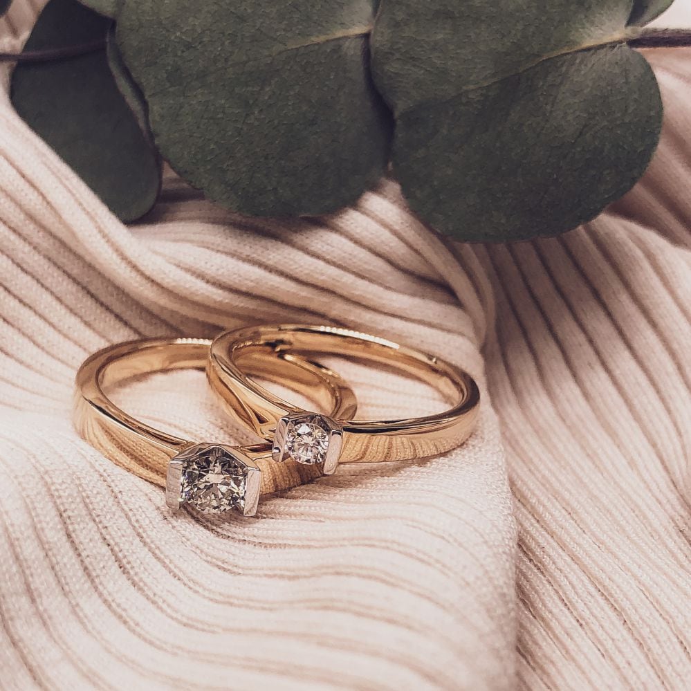 Bague solitaire bicolore en or blanc et or jaune avec pierre précieuse taillée en brillant de 0,30 crt
