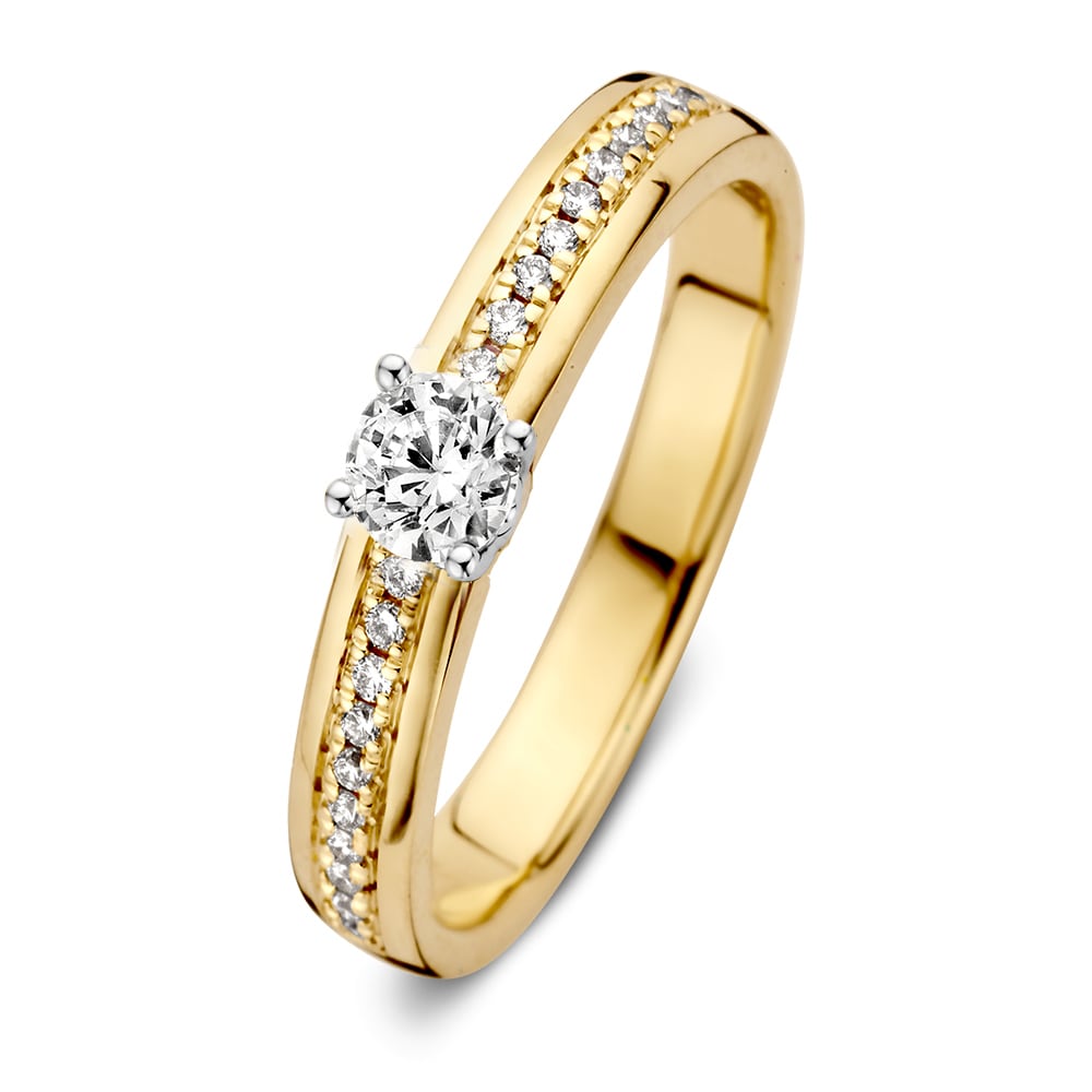Bague en or jaune élégante avec sertissage en or blanc et diamant de 0,30 ct.