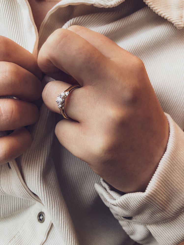 Bague élégante bicolore en or jaune et or blanc avec diamant brillant 0.31 crt.