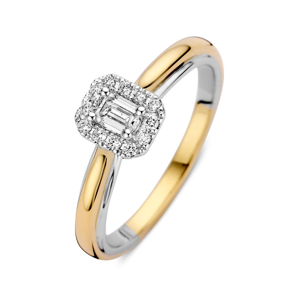Bague en or bicolore avec diamant taille émeraude en sertissage entourage.
