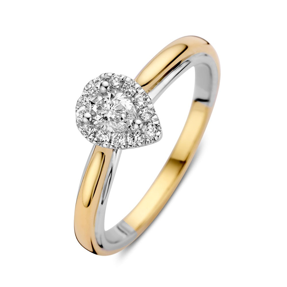 Bague en or bicolore avec diamant en forme de poire dans un sertissage entourage.