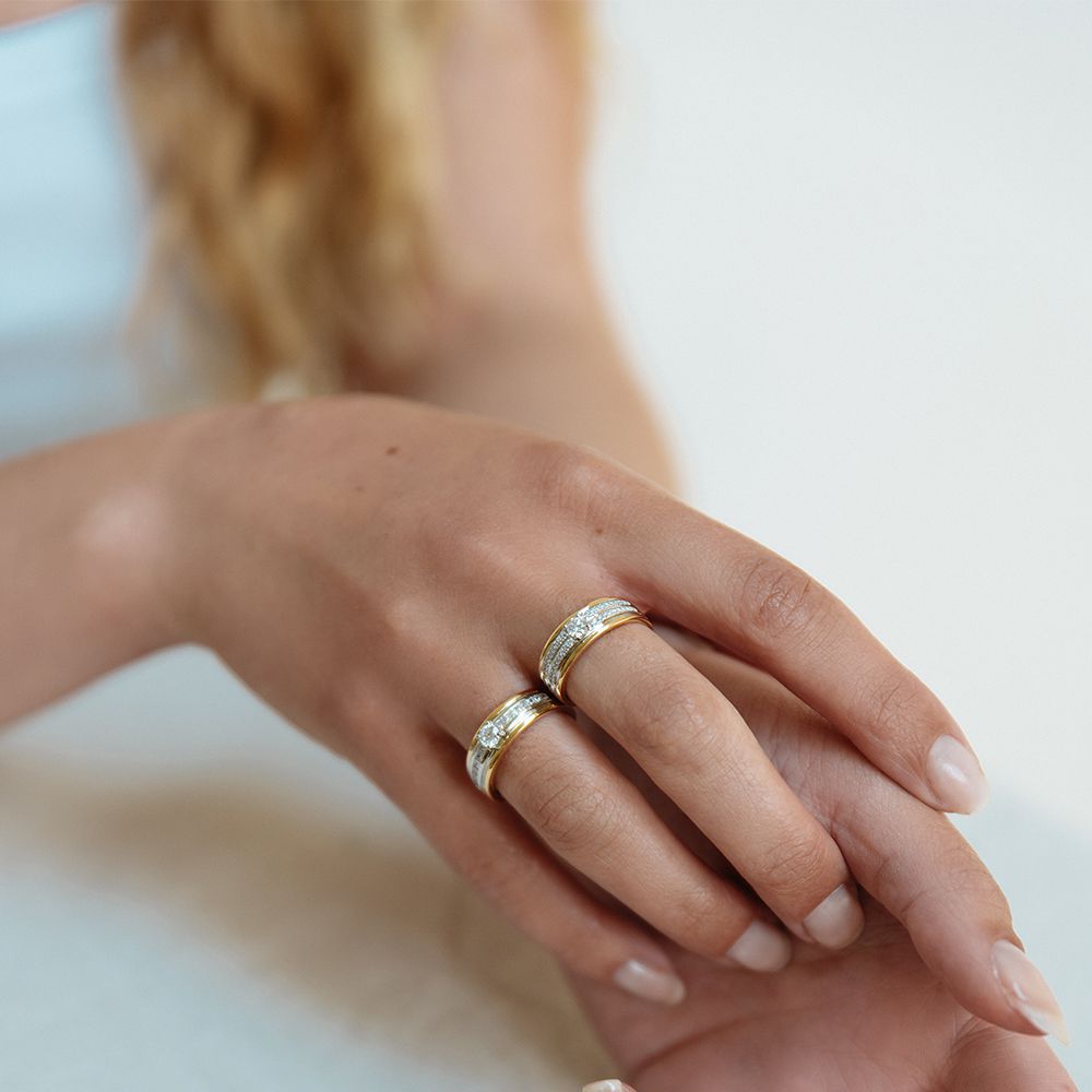 Bague en or bicolore élégante avec diamant brillant central 0.34 crt.