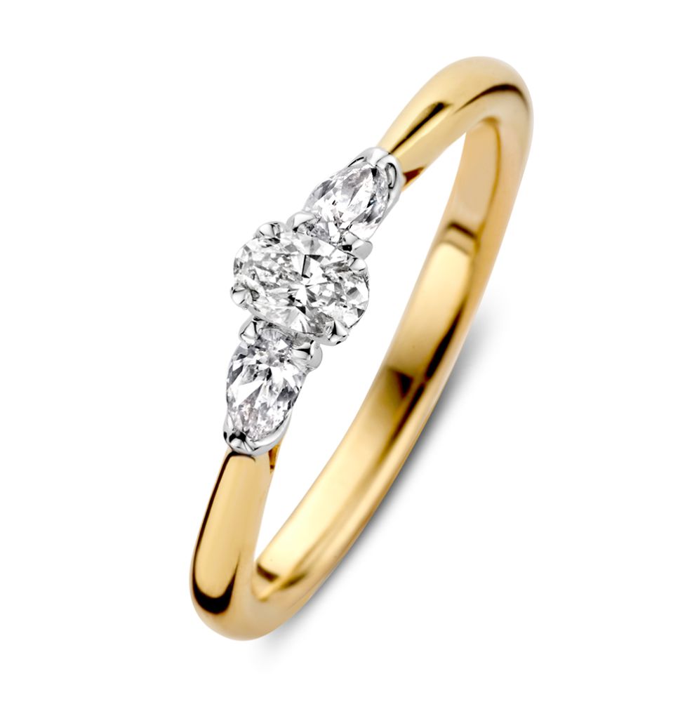 Bague bicolore en or avec un diamant central taille ovale et deux diamants en forme de poire.