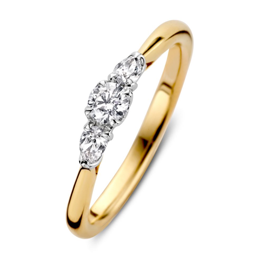 Bague en or jaune avec trois diamants brillants et diamants en taille poire.