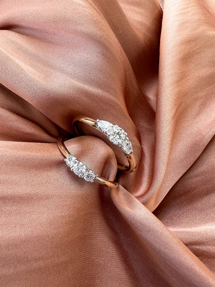 Bague Élégante à Trois Pierres avec Diamant et Diamants Taillés en Poire – 0.36 crt