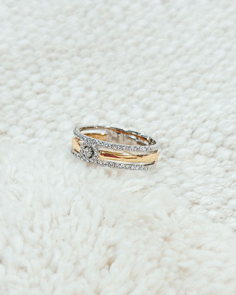 Bague Large pour Femme avec Effet Solitaire et Deux Bagues Accompagnantes – 0.37 crt Diamant