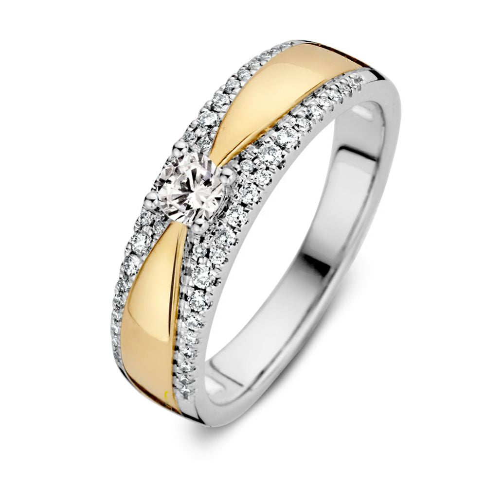 Bague bicolore en or jaune et blanc avec un diamant central de 0,40 ct et des diamants sur les côtés.