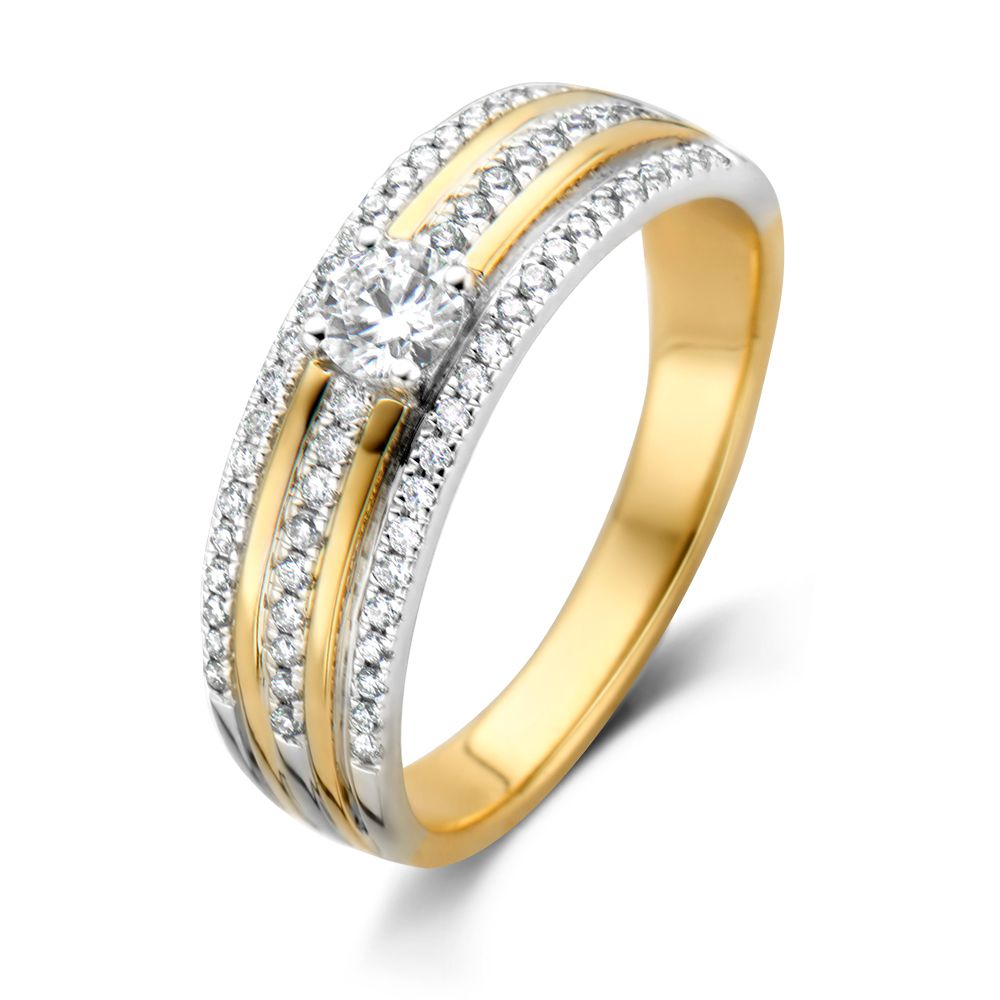 Bague bicolore en or blanc et or jaune avec un brillant central et des diamants sur les côtés.