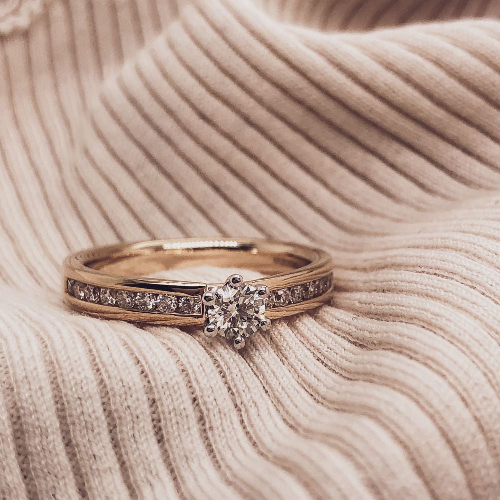 Bague pour femme en or jaune et or blanc avec diamant (0.50 crt) – 14 carats