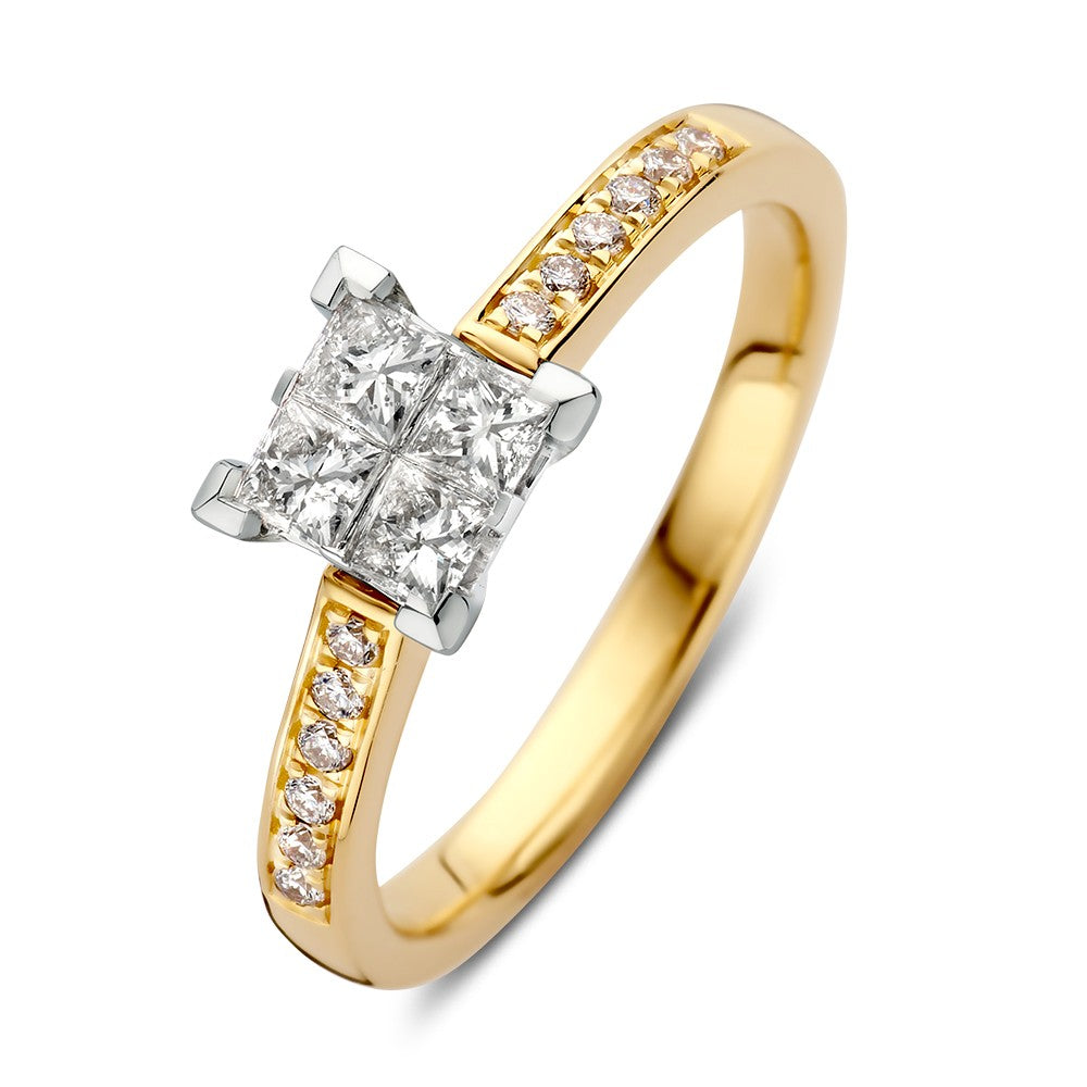Bague bicolore en or avec brillants, ornée de quatre diamants centraux et de petits diamants sur les côtés.