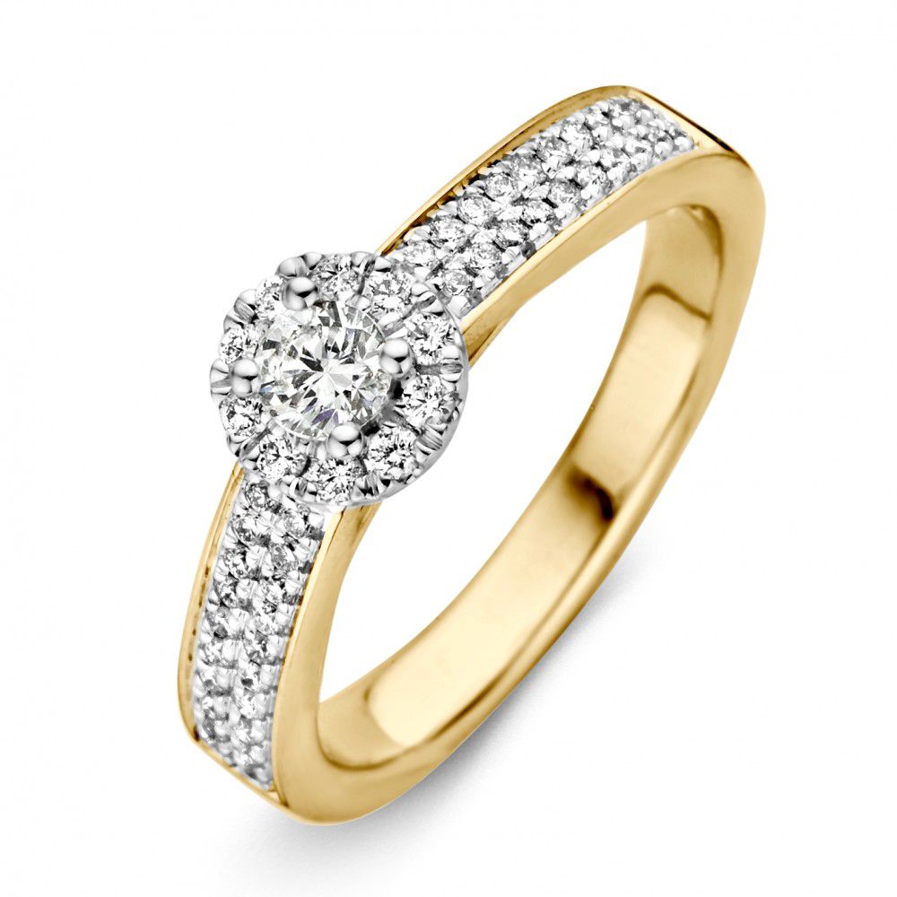 Bague bicolore en or jaune et blanc avec un diamant central de 0,51 ct et pavé de diamants.
