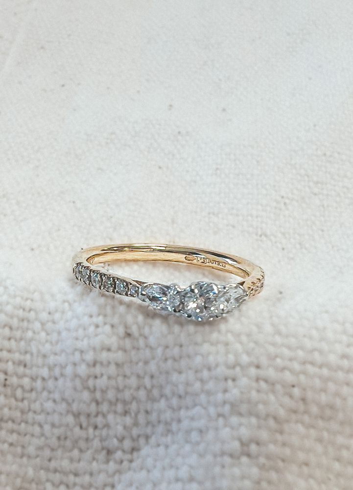 Bague à trois pierres en or jaune et blanc bicolore avec des diamants (0.51 crt)