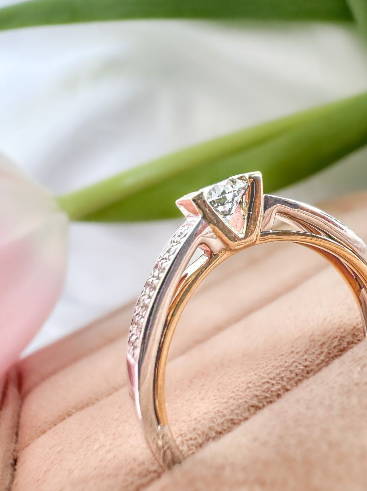 Bague pour femme en or blanc et or jaune avec diamant - 0,30 crt brillant