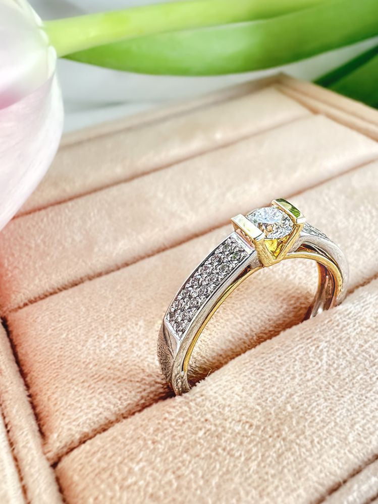 Bague pour femme en or blanc et or jaune avec diamant - 0,30 crt brillant