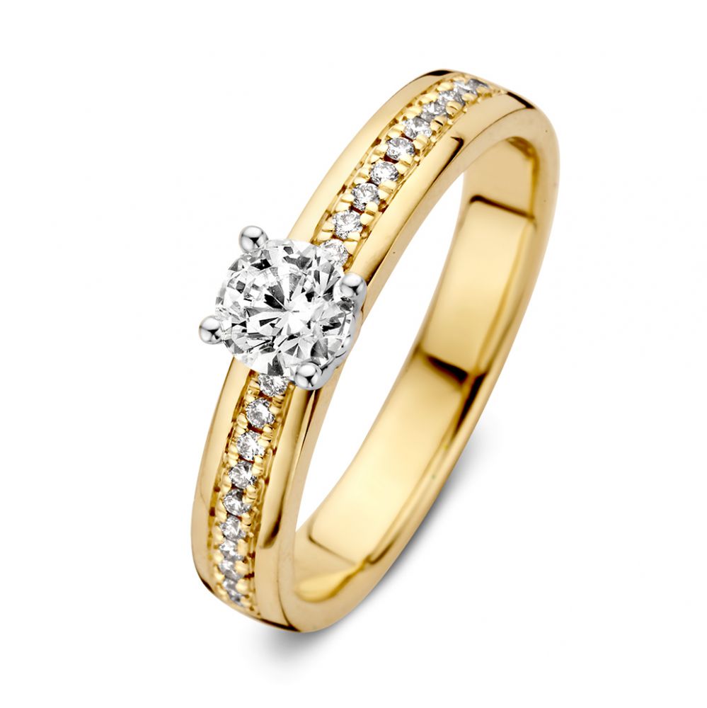 Bague en or jaune avec un diamant brillant de 0,40 ct et des petites pierres sur le band.