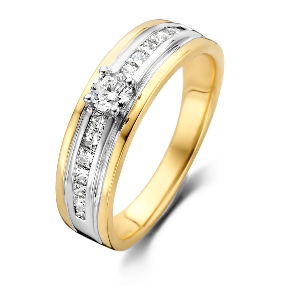 Bague en or jaune avec un diamant brillant de 0,54 ct et des pavés en or blanc.