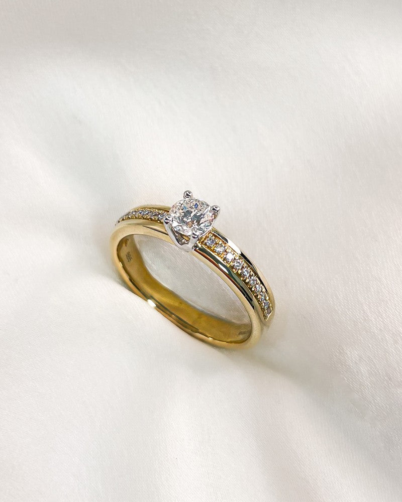 Bague élégante pour femme en or jaune avec diamant brillant 0.40ct